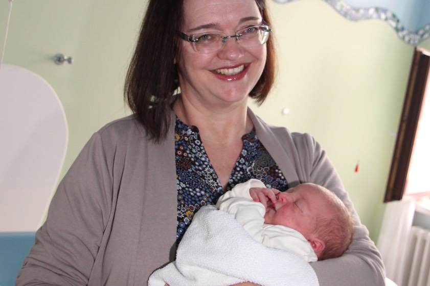 Maria Lang mit neugeborenem Baby